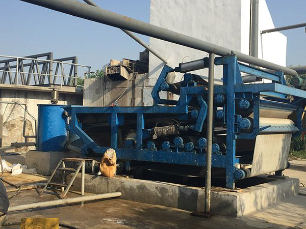 江蘇飛翔高新包裝材料有限公司帶式污泥壓濾機(jī)使用現(xiàn)場(chǎng)